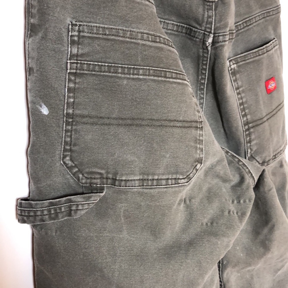 Dickies women’s slim fit work pant. Size 14. White paint stains adds character.